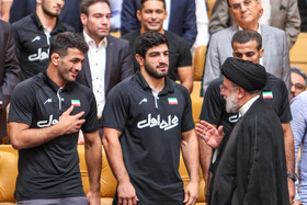 سید ابراهیم رییسی، رییس جمهور و حسن یزدانی و کامران قاسمپور، اعضای تیم ملی کشتی آزاد در مراسم تجلیل از مدالآوران و قهرمانان ورزشی