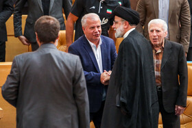 سید ابراهیم رییسی، رییس جمهور و علی پروین، پیشکسوت فوتبال در مراسم تجلیل از مدالآوران و قهرمانان ورزشی