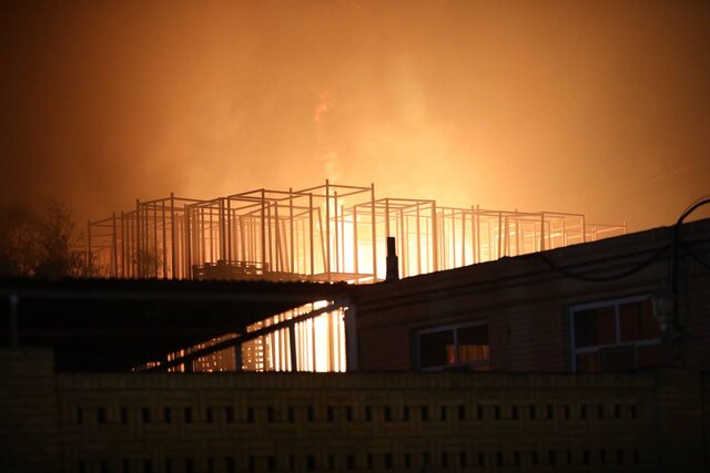 آتش همچنان از دل کارخانه پلیمر گلپایگان زبانه می‌کشد 