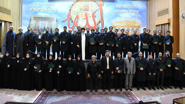 جمعی از اساتید دانشگاه علم و صنعت به خدمت افتخاری در حرم حضرت عبدالعظیم(ع) نائل آمدند جمعی از اساتید دانشگاه علم و صنعت به خدمت افتخاری در حرم حضرت عبدالعظیم(ع) نائل آمدند
