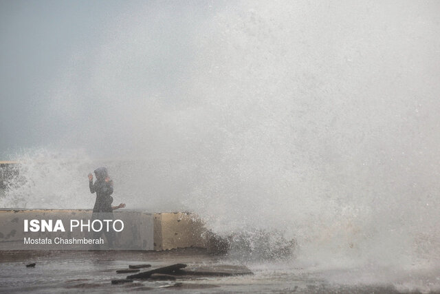 آغاز بارندگی شدید در گیلان/ ارتفاع موج در سواحل استان برای فردا بین یک تا ۱.۵ متر