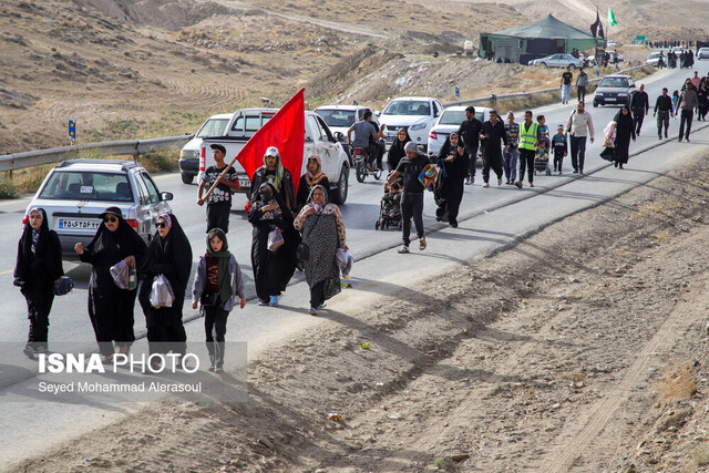 عکس از آرشیو ورود زائران پیاده به مشهد از ۲۰۰ هزار نفر عبور کرد/ ترافیک زائران پیاده در مسیرهای ورودی