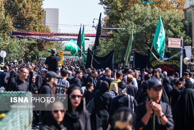 عکس آرشیوی عزاداری باشکوه حدود ۲ هزار نفر از مردم شهرستان دماوند در جوار حرم مطهر رضوی