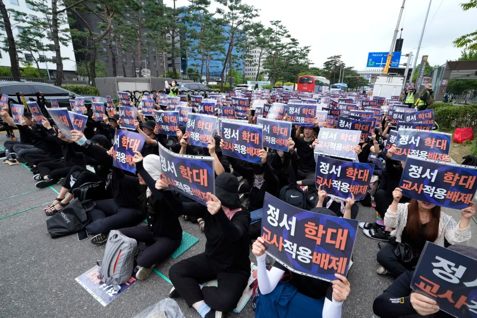 تجمع هزار نفری معلمان در کره جنوبی علیه «زورگوییهای والدین» 1 پایگاه خبری ججین تجمع هزار نفری معلمان در کره جنوبی علیه «زورگوییهای والدین»