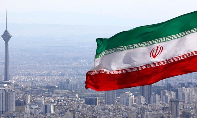 اهتزاز بزرگترین پرچم ایران در روز جمهوری اسلامی