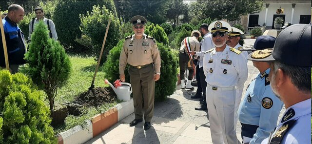 تقدیر از سیاری در حاشیه نمایشگاه بین المللی کتاب صلح و دفاع تقدیر از سیاری در حاشیه نمایشگاه بین المللی کتاب صلح و دفاع