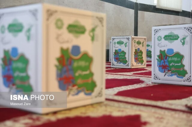 توزیع ۳۰۰۰ بسته لوازم التحریر بین دانش اموزان بی بضاعت یزدی