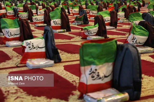 توزیع ۳۰۰۰ بسته لوازم التحریر بین دانش اموزان بی بضاعت یزدی