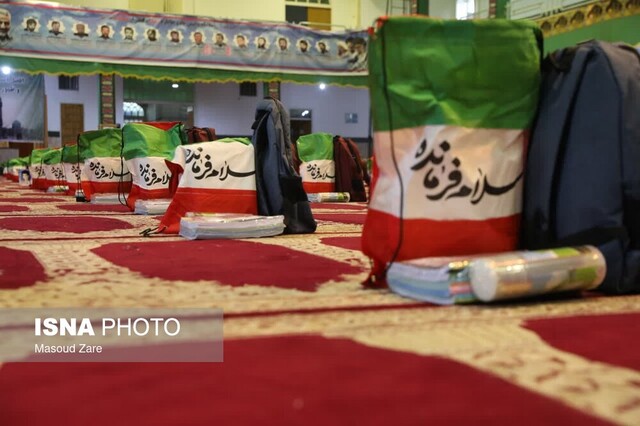 توزیع ۳۰۰۰ بسته لوازم التحریر بین دانش اموزان بی بضاعت یزدی