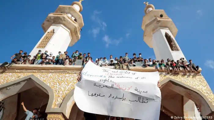 تظاهرات لیبیاییها علیه فساد روی ویرانههای شهر «درنه»