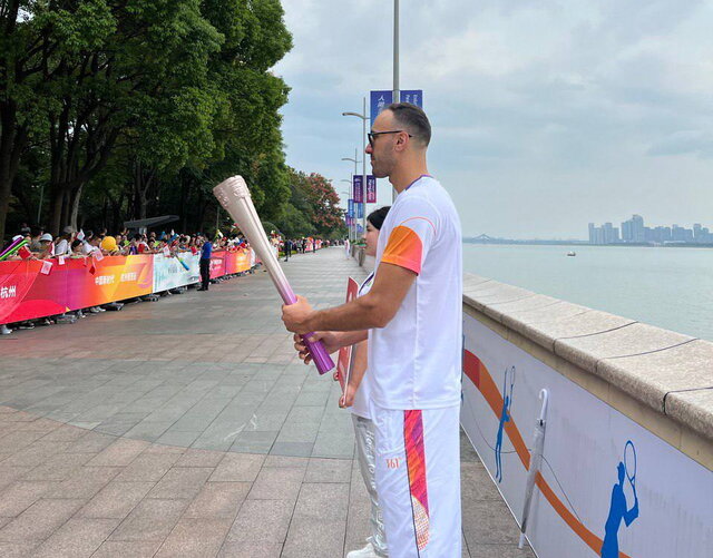 اهتزار پرچم ایران در دهکده بازیهای آسیایی هانگژو/ پاکدامن مشعل حمل کرد