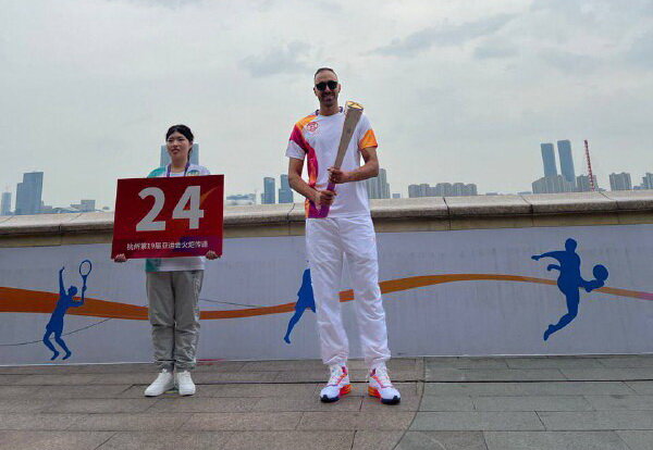 اهتزار پرچم ایران در دهکده بازیهای آسیایی هانگژو/ پاکدامن مشعل حمل کرد