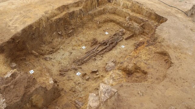 کشف گور یک جنگجو با سلاحهایش + عکس