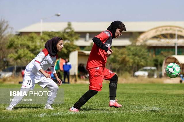 عکس آرشیوی است جشنواره گل بم و توقف شاگردان نیلوفر اردلان مقابل انزلیچیها