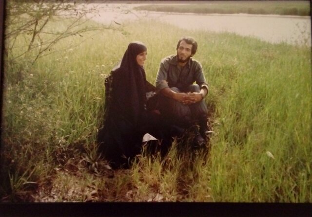 رضیه غبیشی همسر شهید منصور عطشانی نمایش عکسهای یک زوج از دفاع مقدس و چند نمایشگاه دیگر