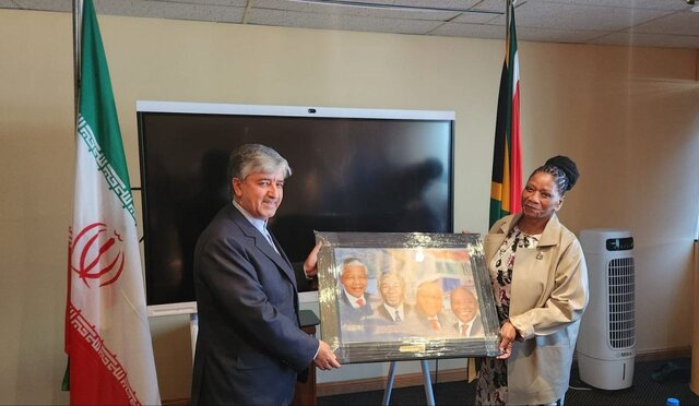 رایزنی سفیر ایران با وزیر دفاع آفریقای جنوبی دعوت از وزیر دفاع آفریقای جنوبی برای سفر به تهران