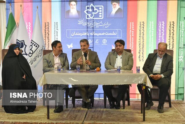 نشست مسئولان جشنواره فیلم‌های کودکان با هنرمندان اصفهان