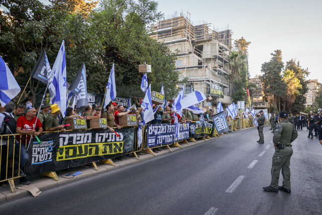 تجمع مخالفان طرح تغییرات قضایی مقابل اقامتگاه نتانیاهو در قدس اشغالی