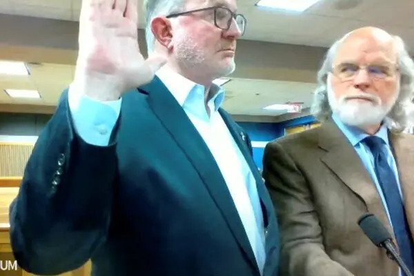 اسکات هال (سمت چپ) متحد ترامپ در پرونده انتخاباتی اقرار به گناه کرد