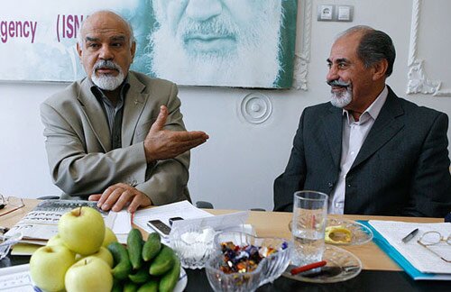 مرحوم ضرابی (سمت چپ) این خلبان خود را سرباز میدانست