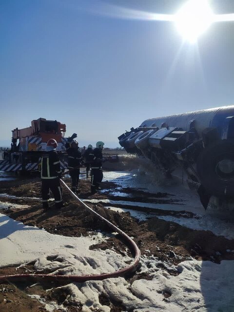 واژگونی تریلی حامل بنزین اتوبان تهران ساوه را مسدود کرد/بازگشایی اتوبان تا دقایقی دیگر