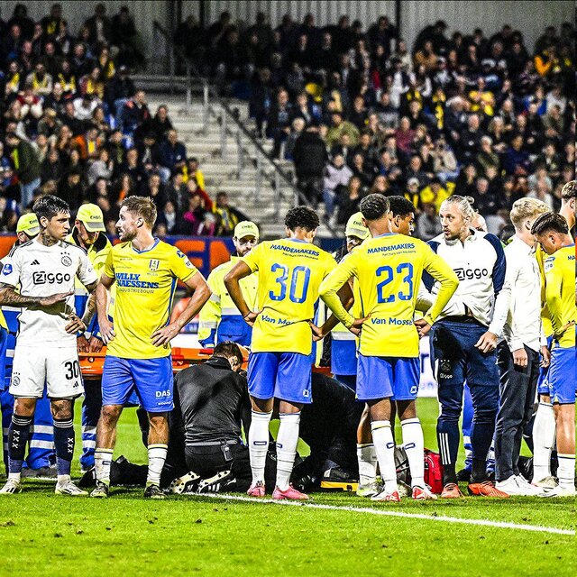 اتفاق تلخ در لیگ هلند/ بازی آژاکس و والویک متوقف شد!