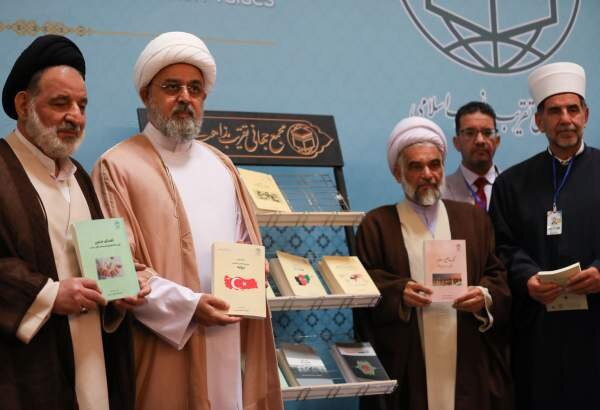 آیین رونمایی از ۱۶ اثر پژوهشگاه مطالعات تقریبی برگزار شد آیین رونمایی از ۱۶ اثر پژوهشگاه مطالعات تقریبی برگزار شد