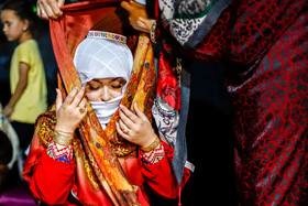 بزرگان فامیل وسیله‌ای دایره‌ای شکل، رنگی و سبک را روی سر عروس می‌گذارند که به آن «آناق‌» می‌گویند. «آناق» نشانه متاهل شدن آن دختر است که به این رسم در فرهنگ ترکمن «آناق‌گذاری» می‌گویند.
