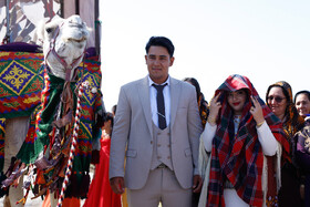 بعد از رسیدن عروس و داماد به روستای داماد، آن‌ها از ماشین پیاده می‌شوند، داماد به استقبال عروس می‌رود تا او را سوار کجاوه کند. این رسم را در فرهنگ ترکمنی «یِلقَک» می‌گویند.