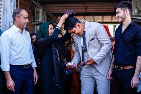 داماد نیز هدایای خود را به مادر عروس می‌دهد. در فرهنگ اقوام ترکمن به این رسم «کورکن چاقِرمه» می‌گویند.