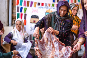 طبق رسوم بزرگان خانواده عروس در جمع هدایایی که خانواده داماد برای عروس آوردهاند و در زبان محلی به آن «ساچاق» میگویند (ساچاق دو نوع است و از طلا، پارچه و شیرینیهای سنتی شامل بیشمه و قاتلمه تشکیل میشود) را باز میکنند.