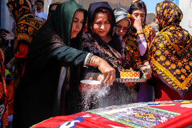 بستگان عروس روی کُجاوه عروس (ماشینی که روی آن با پارچهای به اسم «یِلن» پوشیده شده است) آرد میپاشند. در فرهنگ ترکمن رنگ سفید نماد خوشبختی است.