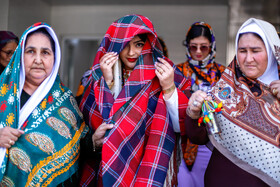 خانواده داماد با «چان» یا زنگولهای که در دست دارند و چاشو (چادرشب) که بر سر عروس گذاشتهاند، عروس را همراهی میکنند.