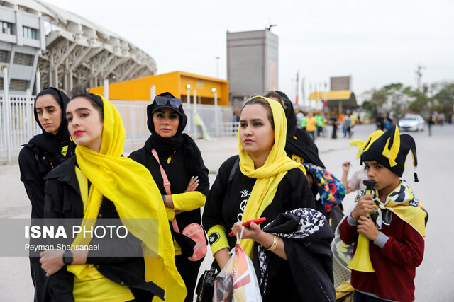 بانوان سپاهانی در اطراف ورزشگاه نقش جهان/ سفیر عربستان هم آمد