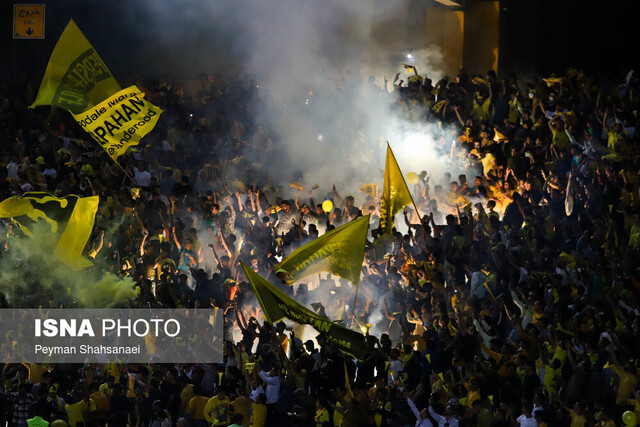 حمله یحیی به یک استقلالی و درگیری سپاهانیها روی نیمکت! حمله یحیی به یک استقلالی و درگیری سپاهانیها روی نیمکت!