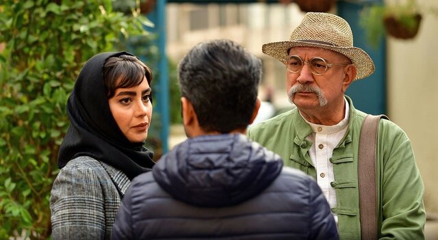 نمایی از سریال بیگناه ماجرای مواجهه یک خبرنگار تازهکار با آتیلا پسیانی در خانه بهار