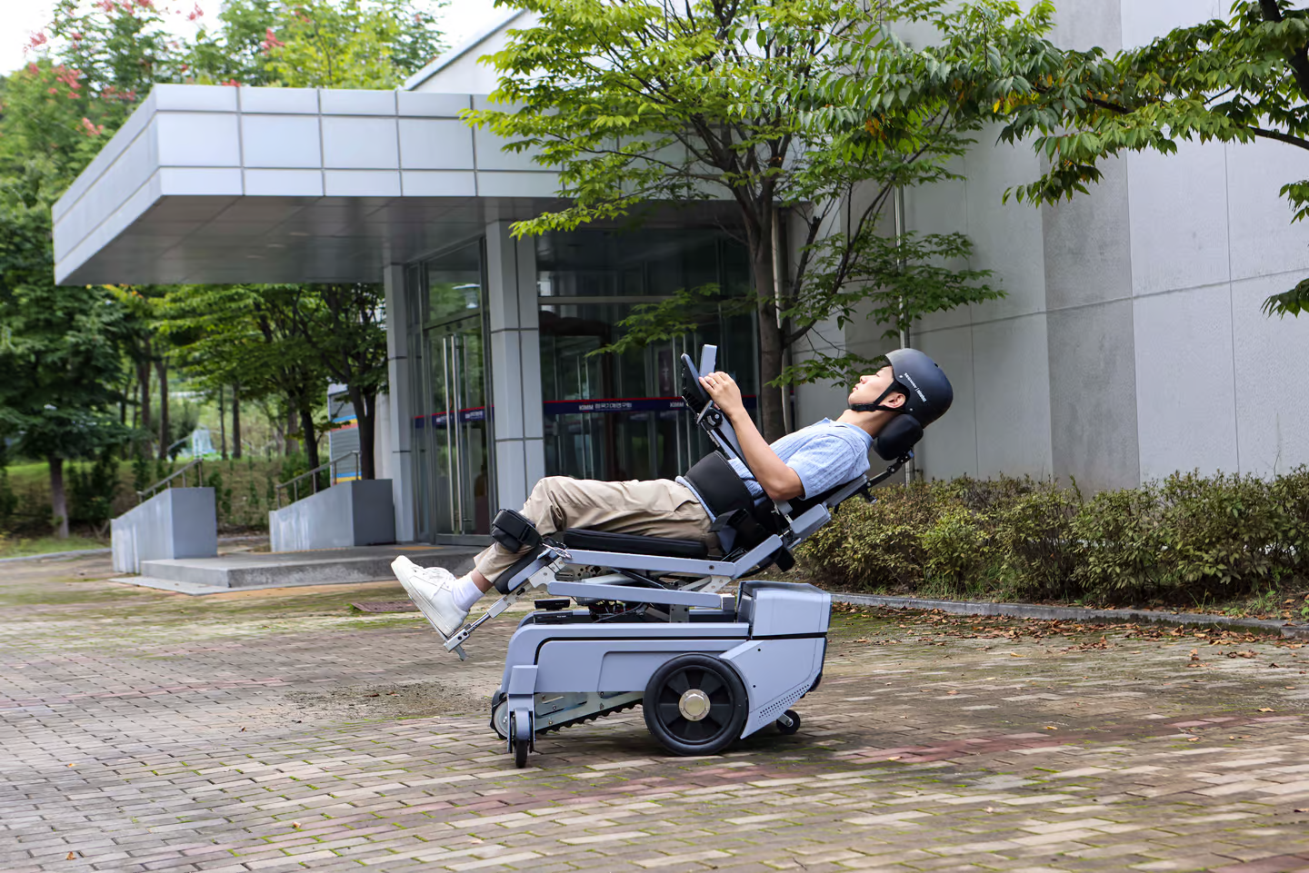 ویلچری برای نشستن، ایستادن، خوابیدن و پلهنوردی!