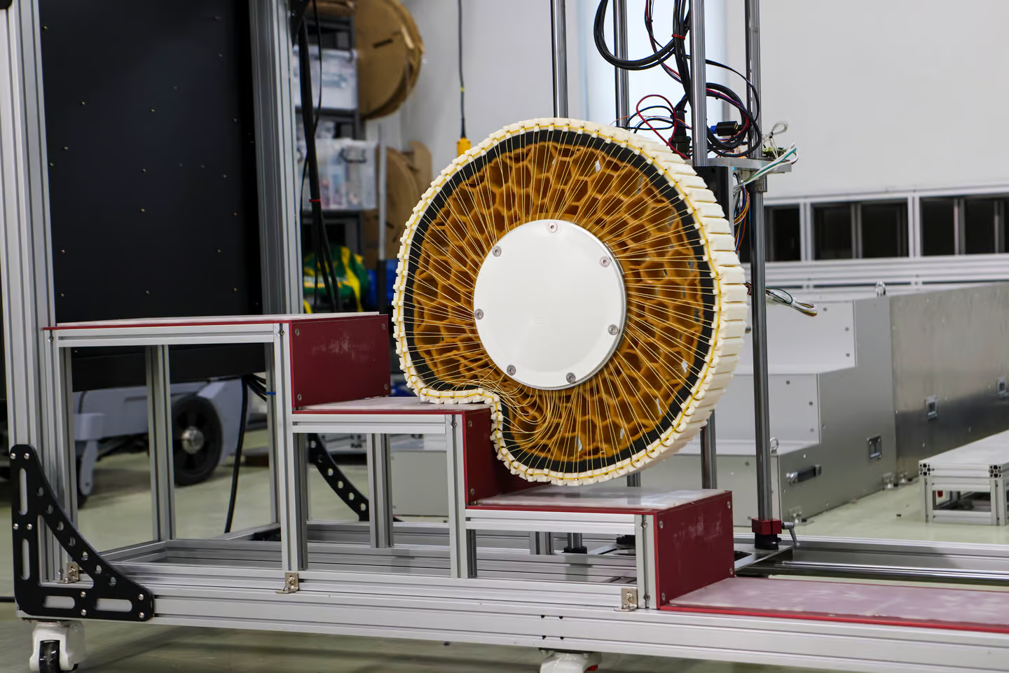 ویلچری برای نشستن، ایستادن، خوابیدن و پلهنوردی!