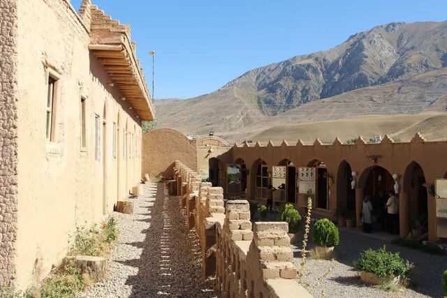 تجربه ای ناب از زندگی در اتاقی خشتی با غذایی محلی