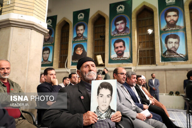 عکس مربوط به دیدار عوامل اجرایی کنگره شهدای همدان با رهبری است از ۳۳۶ شهید نیروی انتظامی همدان، ۱۱۴ نفر شهدای امنیت هستند