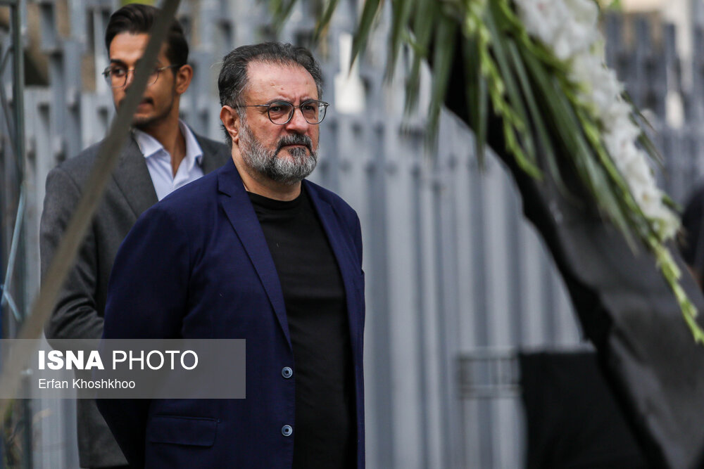 تیپ و قیافه بازیگران در مراسم تشییع و خاکسپاری آتیلا پسیانی +عکس https://cdn.isna.ir/d/2023/10/12/4/62762186.jpg?ts=1697106179979