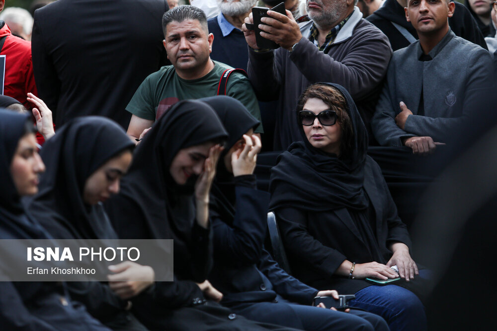 تیپ و قیافه بازیگران در مراسم تشییع و خاکسپاری آتیلا پسیانی +عکس https://cdn.isna.ir/d/2023/10/12/4/62762192.jpg?ts=1697106182923