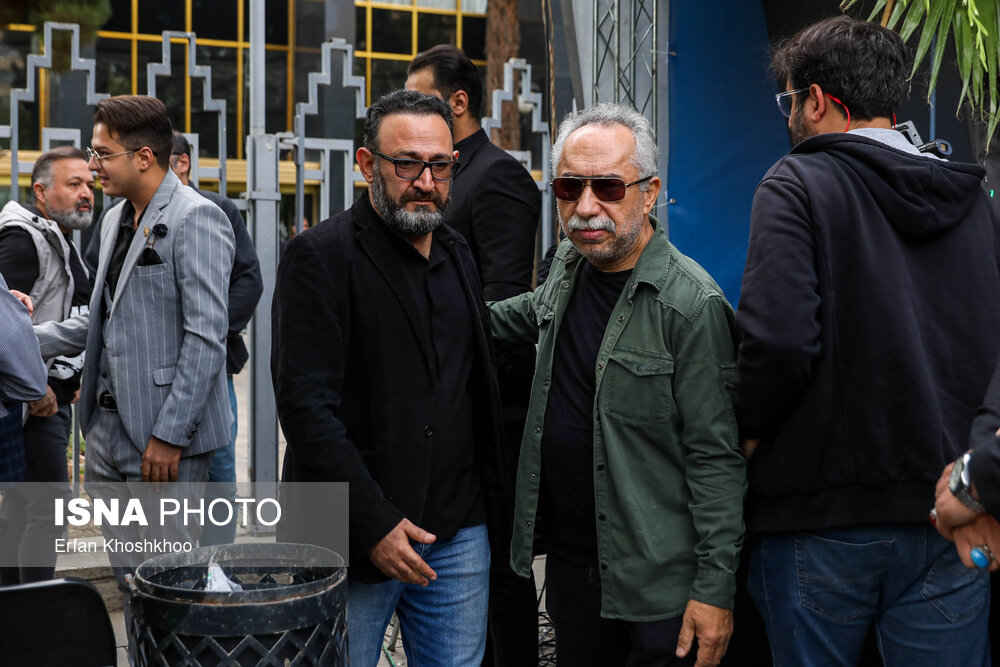 تیپ و قیافه بازیگران در مراسم تشییع و خاکسپاری آتیلا پسیانی +عکس https://cdn.isna.ir/d/2023/10/12/4/62762194.jpg?ts=1697106182002
