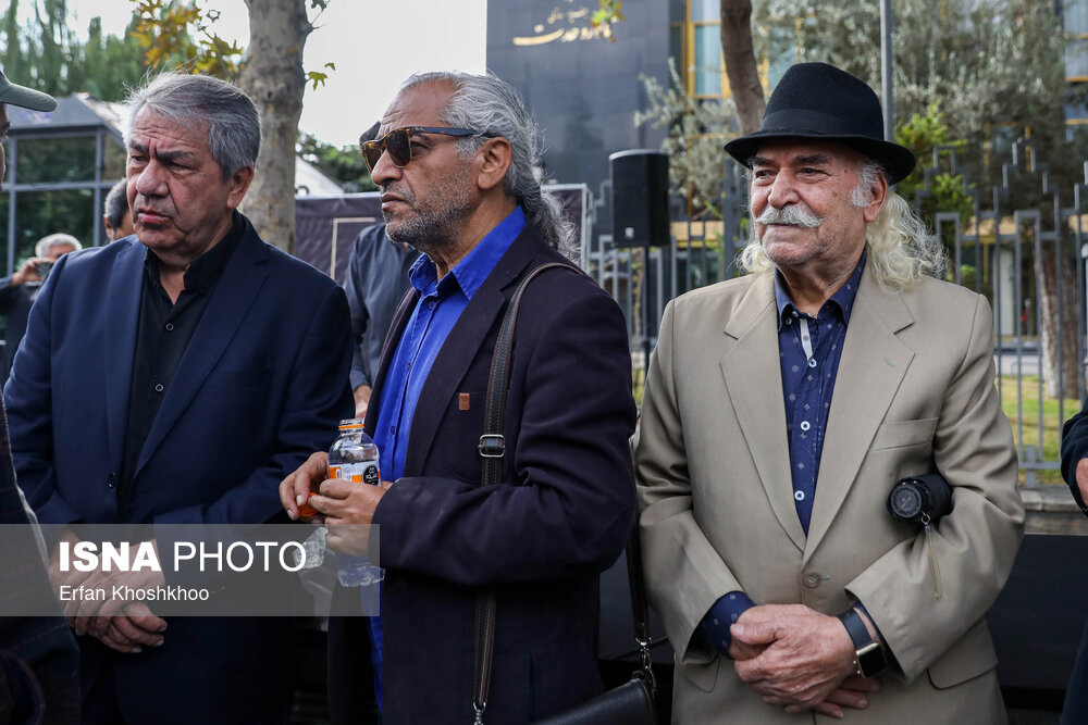 تیپ و قیافه بازیگران در مراسم تشییع و خاکسپاری آتیلا پسیانی +عکس https://cdn.isna.ir/d/2023/10/12/4/62762204.jpg?ts=1697106182917