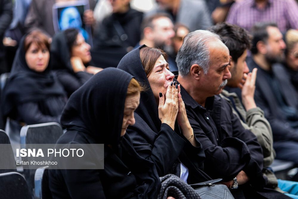 تیپ و قیافه بازیگران در مراسم تشییع و خاکسپاری آتیلا پسیانی +عکس https://cdn.isna.ir/d/2023/10/12/4/62762205.jpg?ts=1697106182929