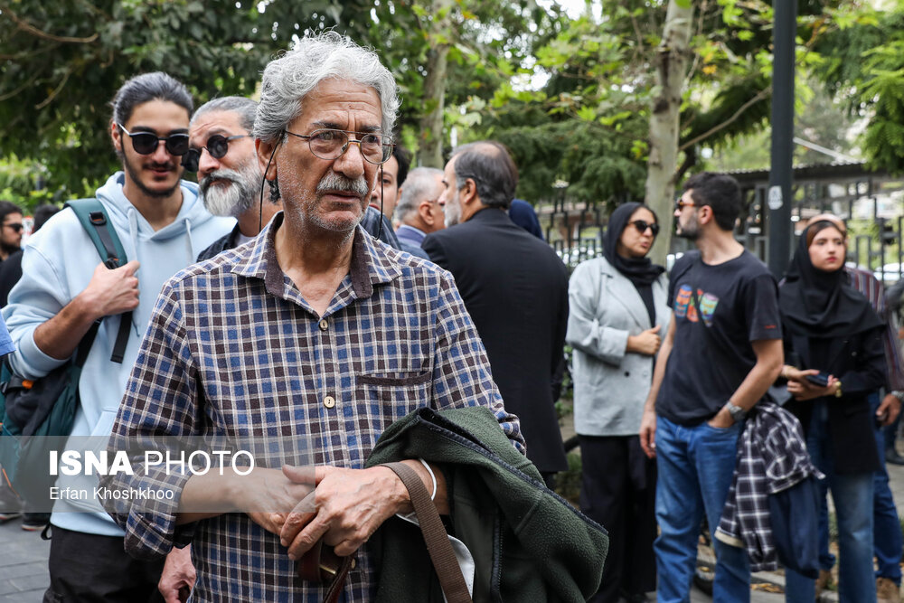 تیپ و قیافه بازیگران در مراسم تشییع و خاکسپاری آتیلا پسیانی +عکس https://cdn.isna.ir/d/2023/10/12/4/62762211.jpg?ts=1697106183177
