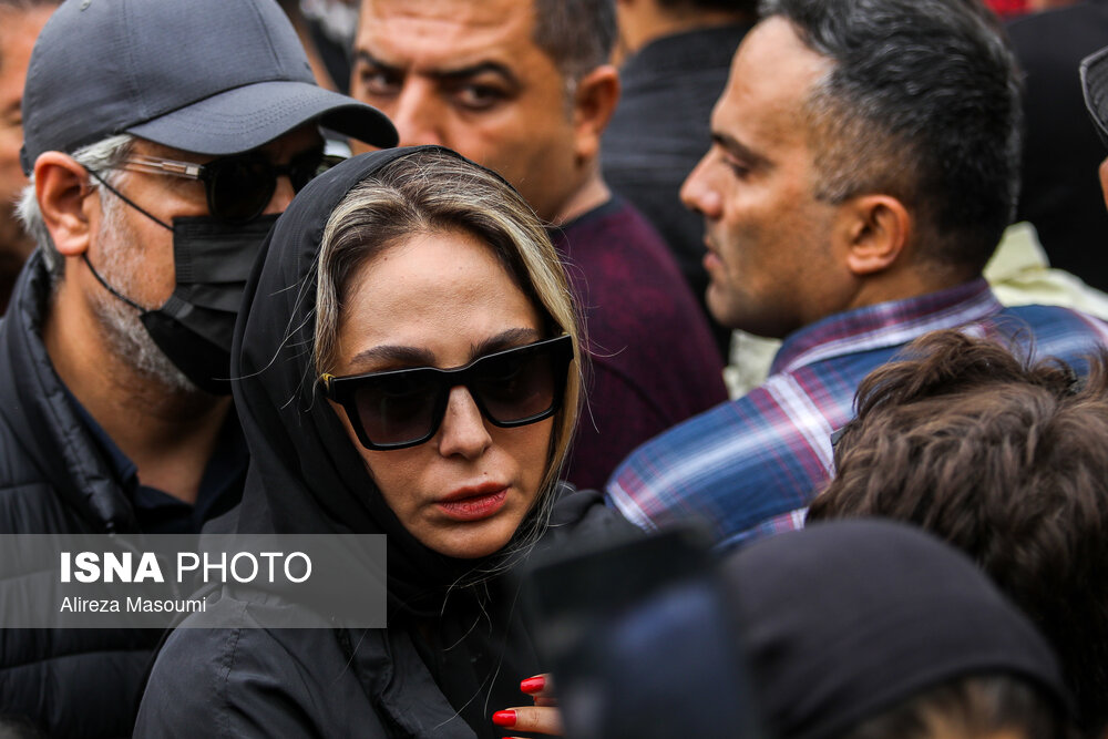 تیپ و قیافه بازیگران در مراسم تشییع و خاکسپاری آتیلا پسیانی +عکس https://cdn.isna.ir/d/2023/10/12/4/62762382.jpg?ts=1697111147736