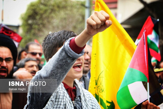 عکس آرشیوی است راهپیمایی مردم مشهد در حمایت از رزمندگان فلسطینی