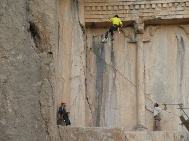 صخرهنوردان درحال پاکسازی آرامگاه خشایارشا آرامگاه «خشایارشا» چگونه حفاظت شد؟ + فیلم