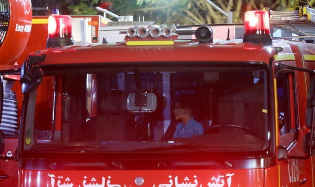 عکس تزئینی است دردسر کودک بازیگوش برای زن جوان در پارکینگ یک ساختمان